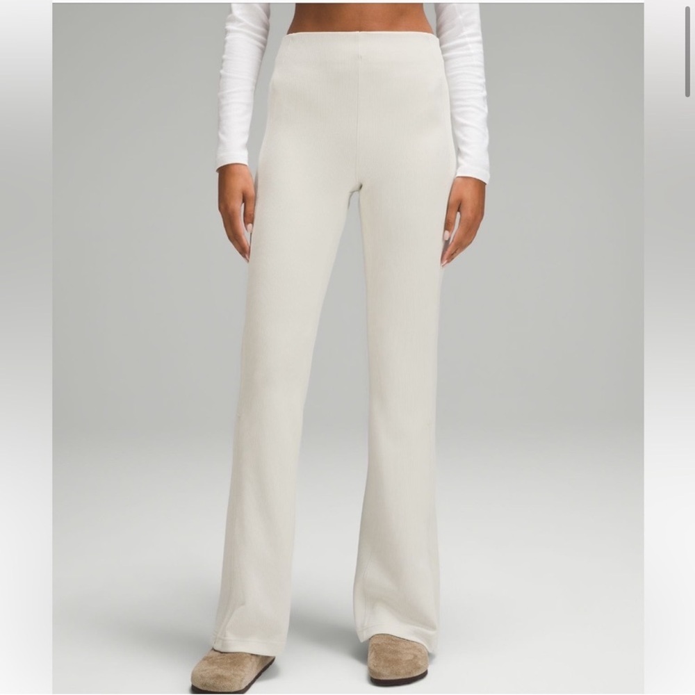🍑NWT Lululemon Brushed Softstreme Ribbed Zip Flared
Pant 32.5" in Bone